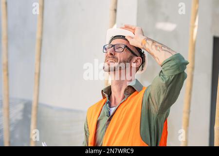 Erschöpft müde Müdigkeit männlicher Arbeiter gestresster Ingenieur fühlt sich im Sommer schlecht heiß Stockfoto