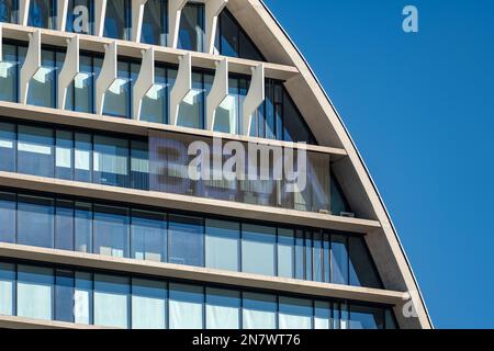 Madrid, Spanien, 4. Februar 2023: Einzelheiten zur Marke BBVA im Hauptgebäude des Hauptsitzes in Madrid. Stockfoto