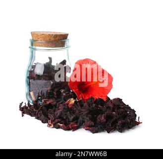 Trockener Hibiskus-Tee in einem Glasgefäß und wunderschöne Blüten auf weißem Hintergrund Stockfoto