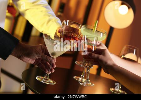 Menschen mit verschiedenen alkoholischen Getränken, die Gläser drinnen, Nahaufnahme Stockfoto