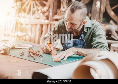 Lederkünstler Handwerk in eigener Werkstatt kleines Studio hergestellt auf Bestellung Meisterwerk Stockfoto