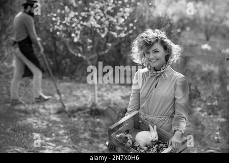 Gartenarbeit im Frühling - glückliches Paar beim Ernten und viel Spaß. Arbeiterfamilienlandwirtschaft. Pflanzen von Erntegut auf den Feldern. Stockfoto