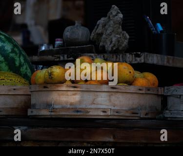 Eine Nahaufnahme von Äpfeln in einer Holzkiste Stockfoto