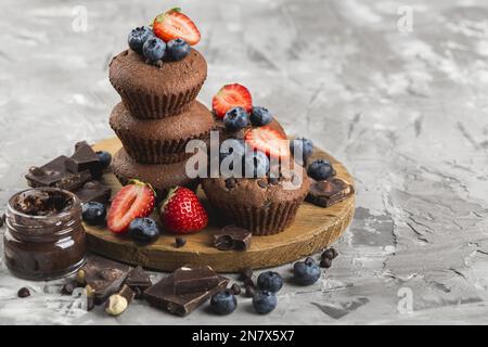 Hohe Aussicht auf leckeren Cupcake-Marmorhintergrund Stockfoto