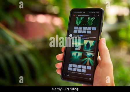 5. Februar 2023, Mirissa, Sri Lanka. Ich benutze Midjourney am Telefon. Frau erstellt Bilder aus Textbeschreibungen mit einem Fotogenerator. Person Stockfoto