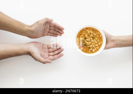 Hand spendende Suppenschüssel bedürftige Person Stockfoto