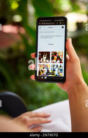 5. Februar 2023, Mirissa, Sri Lanka. OpenAI DALL-E wird auf dem Telefon verwendet. Frau testet künstliche Intelligenz Bildgenerator. Person, die Bilder erstellt Stockfoto
