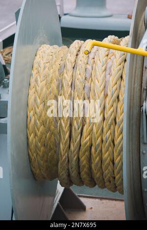 Rolle eines dicken nautischen Seils auf dem Bootsdeck Stockfoto