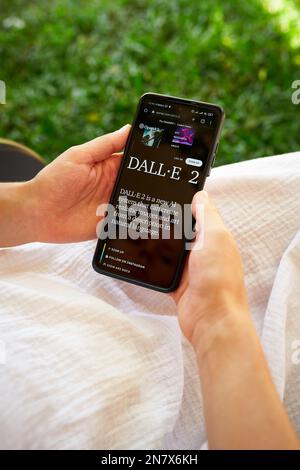 5. Februar 2023, Mirissa, Sri Lanka. OpenAI DALL-E wird auf dem Telefon verwendet. Frau testet künstliche Intelligenz Bildgenerator. Person, die Bilder erstellt Stockfoto