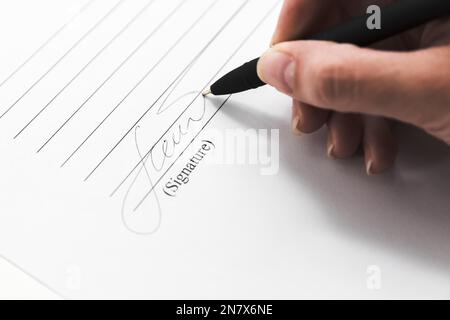 Unterschreiben Sie mit der Hand mit einem Stift Stockfoto