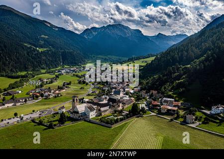 Luftaufnahme des Benediktinerklosters von St. John in Mustair in den Schweizer alpen, UNESCO-Weltkulturerbe, Schweiz Stockfoto