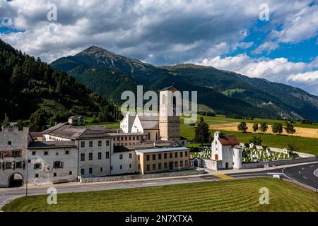 Luftaufnahme des Benediktinerklosters von St. John in Mustair in den Schweizer alpen, UNESCO-Weltkulturerbe, Schweiz Stockfoto