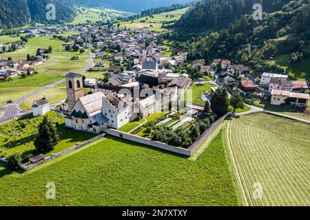 Luftaufnahme des Benediktinerklosters von St. John in Mustair in den Schweizer alpen, UNESCO-Weltkulturerbe, Schweiz Stockfoto