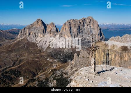 Sass Pordoi, Pordoijoch, Summit Cross, Langkofelgruppe im Hintergrund, Sella Group Dolomiten, Südtirol, Italien Stockfoto