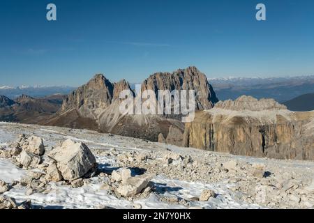 Sass Pordoi, Pordoijoch, Summit Cross, Langkofelgruppe im Hintergrund, Sella Group Dolomiten, Südtirol, Italien Stockfoto