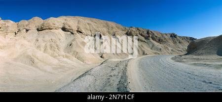 Straße, Schotterpfad durch die Salzberge von Sodom, Sodom & Gomorra, Judäische Wüste, Israel Stockfoto