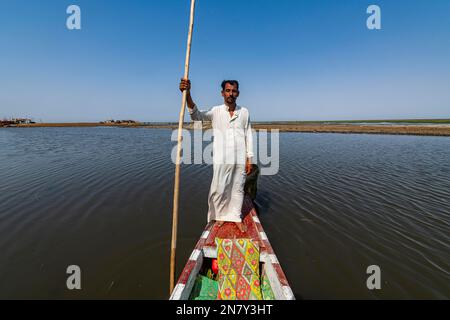 Marsh arab auf seinem Boot, Mesopotamian Marshes, Ahwar aus Südirak, UNESCO-Weltkulturerbe, Irak Stockfoto