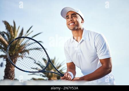 Gib mir dein Bestes. Ein gutaussehender junger Mann, der allein steht und während eines Tennisspiels einen Tennisschläger hält. Stockfoto
