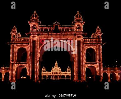 Beleuchteter Mysore Palast in Mysuru, Karnataka, Indien, Asien Stockfoto