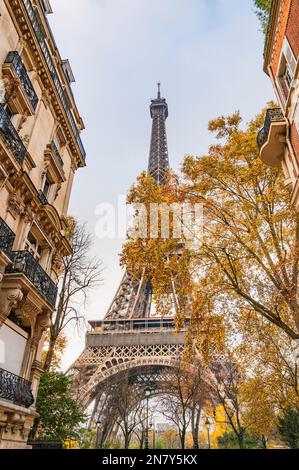 Der Eiffelturm von der Rue de l'Université aus gesehen, Rive Gauch, Paris, Frankreich Stockfoto