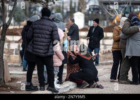 Adiyaman, Türkei. 10. Februar 2023. Die Menschen trauern um den Tod ihrer Angehörigen nach einem Erdbeben. Montagmorgen, eine starke Größe von 7,7, im Bezirk Pazarcik, hat Kahramanmaras geschüttelt und mehrere Provinzen, darunter Gaziantep, Sanliurfa, Diyarbakir, Adana, Adiyaman, Malatya, Osmaniye, Hatay und Kilis. Später, um 13,24 Uhr (1024GMT Uhr), traf ein Beben der Größe 7,6 im Elbistan-Viertel von Kahramanmaras die Region. Turkiye erklärte 7 Tage nationale Trauer nach tödlichen Erdbeben in den südlichen Provinzen. Kredit: SOPA Images Limited/Alamy Live News Stockfoto