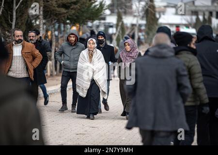 Adiyaman, Türkei. 10. Februar 2023. Die Menschen trauern um den Tod ihrer Angehörigen nach einem Erdbeben. Montagmorgen, eine starke Größe von 7,7, im Bezirk Pazarcik, hat Kahramanmaras geschüttelt und mehrere Provinzen, darunter Gaziantep, Sanliurfa, Diyarbakir, Adana, Adiyaman, Malatya, Osmaniye, Hatay und Kilis. Später, um 13,24 Uhr (1024GMT Uhr), traf ein Beben der Größe 7,6 im Elbistan-Viertel von Kahramanmaras die Region. Turkiye erklärte 7 Tage nationale Trauer nach tödlichen Erdbeben in den südlichen Provinzen. Kredit: SOPA Images Limited/Alamy Live News Stockfoto