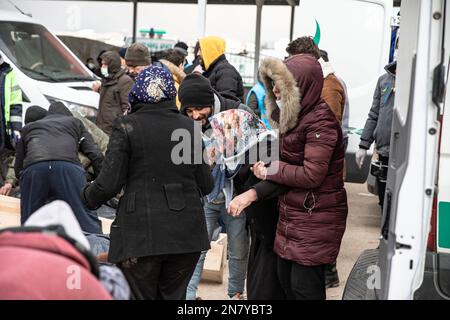 Die Menschen trauern um den Tod ihrer Angehörigen nach einem Erdbeben. Montagmorgen, eine starke Größe von 7,7, im Bezirk Pazarcik, hat Kahramanmaras geschüttelt und mehrere Provinzen, darunter Gaziantep, Sanliurfa, Diyarbakir, Adana, Adiyaman, Malatya, Osmaniye, Hatay und Kilis. Später, um 13,24 Uhr (1024GMT Uhr), traf ein Beben der Größe 7,6 im Elbistan-Viertel von Kahramanmaras die Region. Turkiye erklärte 7 Tage nationale Trauer nach tödlichen Erdbeben in den südlichen Provinzen. (Foto: Onur Dogman/SOPA Images/Sipa USA) Stockfoto