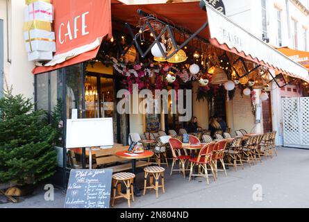 Paris, Frankreich-15. Januar 2023 : im 1. Arrondissement gelegen, traditionelles französisches Café Ragueneau in der Nähe des Palais Royal und der Gärten, Comed Stockfoto