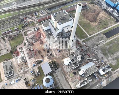 Ein Drohnenfoto zeigt die Komplexität eines alten Kohlekraftwerks, von seinen komplexen Rohren- und Ausrüstungsnetzen bis hin Stockfoto