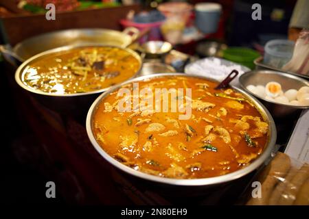 Street Food von Thai Big Pot mit Chicken Curry auf dem Nachtmarkt im chinesischen Neujahrsfest in Bangkok Chinatown in Thailand Stockfoto