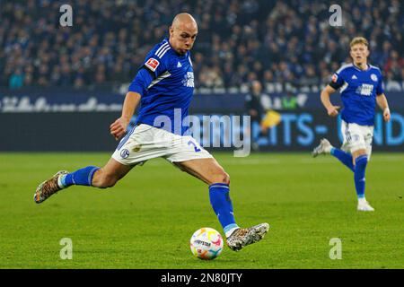 Gelsenkirchen, Deutschland. 10. Februar 2023. firo : 02/10/2023, Fußball, 1. Liga, 1. Bundesliga, Staffel 2022/2023, FC Schalke 04 - VfL Wolfsburg Tim Skarke (FC Schalke 04) Einzelaktion, ganze Figur, Tor Chance, Fazit, Kredit: dpa/Alamy Live News Stockfoto