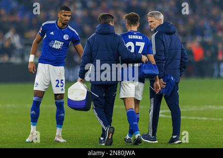 Gelsenkirchen, Deutschland. 10. Februar 2023. firo : 02/10/2023, Fußball, 1. Liga, 1. Bundesliga, Staffel 2022/2023, FC Schalke 04 - VfL Wolfsburg Cedric Brunner (FC Schalke 04) Verletzung, Schmerz, Behandlung, Kredit: dpa/Alamy Live News Stockfoto