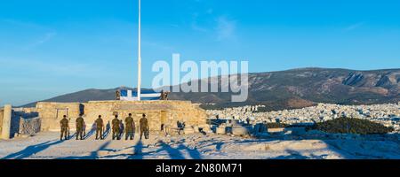 Athen, Griechenland: 24. September 2021: Zeremonie der griechischen Flagge an der Akropolis-Stätte während der blauen Stunde direkt nach Sonnenuntergang in Athen in Griechenland Stockfoto