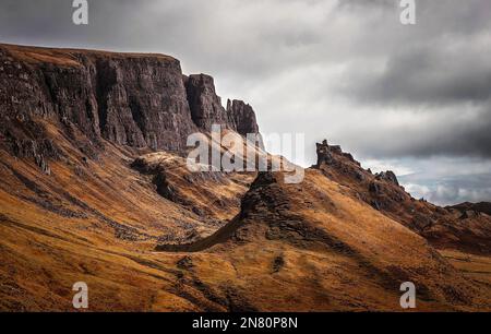 Isle of Skye, Schottland – Dunkle Wolken über Quiraing an einem wolkigen Frühlingstag in den Scottish Highlands, Großbritannien Stockfoto