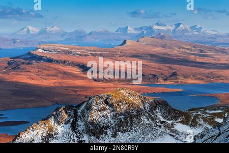 Isle of Skye, Schottland - Luftaufnahme der Skyline der schottischen Highlands aus der Vogelperspektive vom Old man of Storr an einem sonnigen Frühlingstag mit blauem Himmel und Wolken Stockfoto