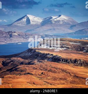 Isle of Skye, Schottland - Luftaufnahme der Skyline der schottischen Highlands aus der Vogelperspektive vom Old man of Storr an einem sonnigen Frühlingstag mit blauem Himmel und Wolken Stockfoto