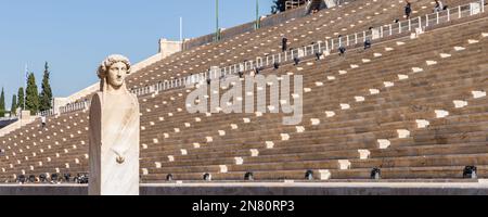 Athen, Griechenland - 25. September 2021: Zweiseitige Hermskulptur aus der Römerzeit im Panathinaikstadion oder Kallimarmaro in Athen. Eine der wichtigsten historischen Sehenswürdigkeiten. Stockfoto