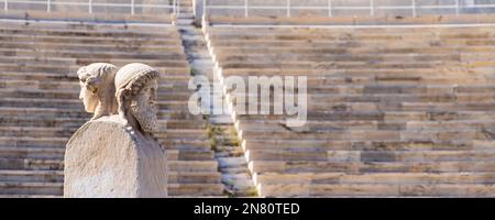 Athen, Griechenland - 25. September 2021: Zweiseitige Hermskulptur aus der Römerzeit im Panathinaikstadion oder Kallimarmaro in Athen. Eine der wichtigsten historischen Sehenswürdigkeiten. Stockfoto