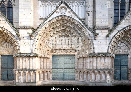 Das frühgotische Portal der Kathedrale von Sainte-Pierre in Poitiers, Frankreich Stockfoto