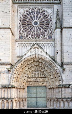 Das frühgotische Portal der Kathedrale von Sainte-Pierre in Poitiers, Frankreich Stockfoto