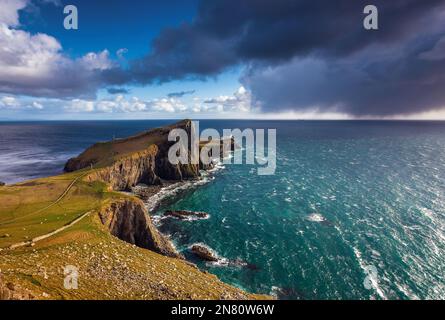 Isle of Skye, Schottland - Dunkle Wolken über dem Neist Point Lighthouse Minuten vor einem starken strom in den schottischen Highlands, Großbritannien Stockfoto