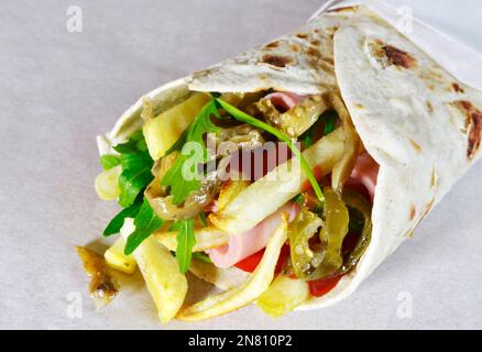 Italienisches Essen: Piadina mit Mortadella und Gemüse, dünnes italienisches Fladenbrot Stockfoto