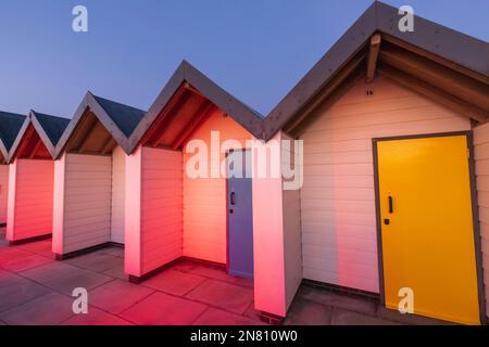 England, Dorset, Insel Perbeck, Swanage, bunte Strandhütten Stockfoto