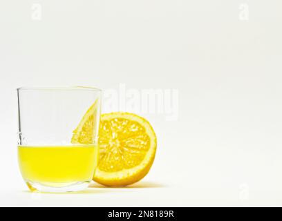 Leckeres hausgemachtes Limoncello in Glas Stockfoto