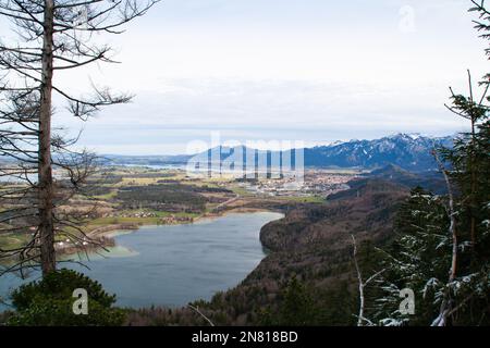 Füssen, Deutschland - Januar 14. 2023: Panoramablick über bayerische Seen Stockfoto