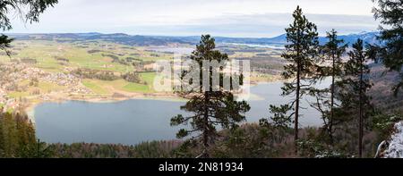 Füssen, Deutschland - Januar 14. 2023: Panoramablick über bayerische Seen Stockfoto