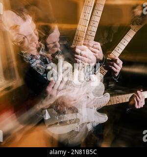 Aggressives Gitarrenporträt bei doppelter Belichtung Stockfoto