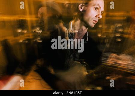 Gitarrenkreatives Porträt bei Doppelbelichtung Stockfoto