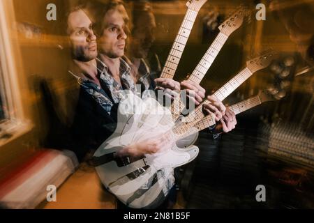 Kreatives Gitarrenporträt bei Doppelbelichtung Stockfoto