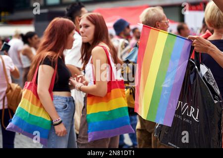 PRAG, TSCHECHISCHE REPUBLIK - 13. AUGUST 2022: Farbenfrohe Regenbogenflagge auf dem Wenzelsplatz während Schwulenstolz Stockfoto